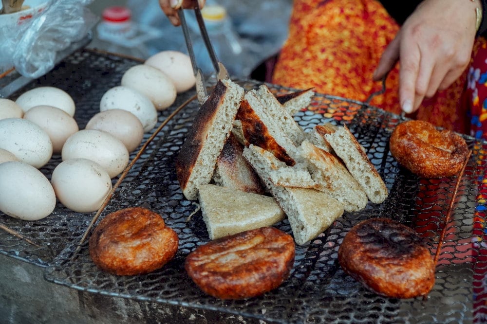 Bánh làm từ bột gạo nếp, được tạo hình tam giác